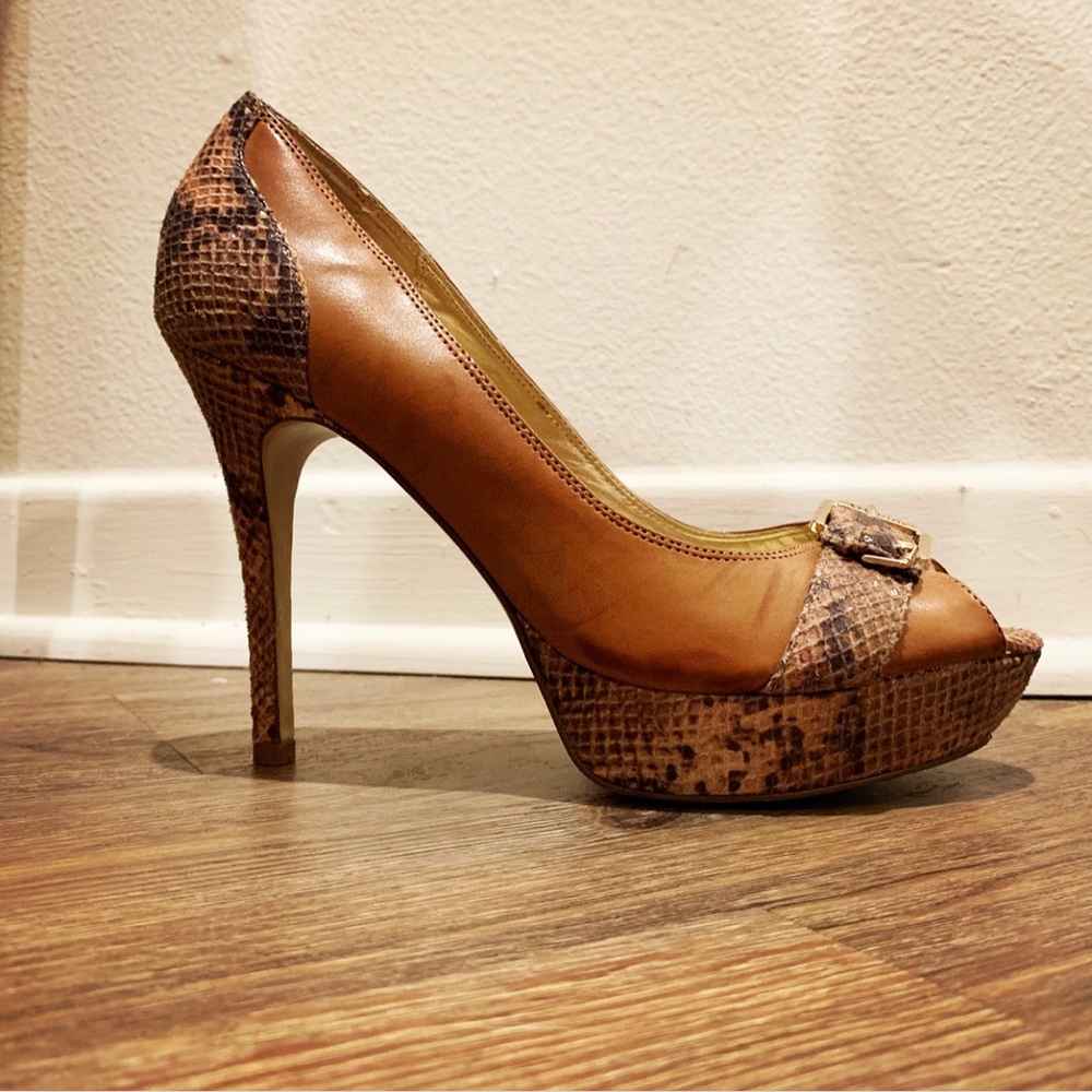 Guess Shoes 10 snakeskin, brown | gold stilettos